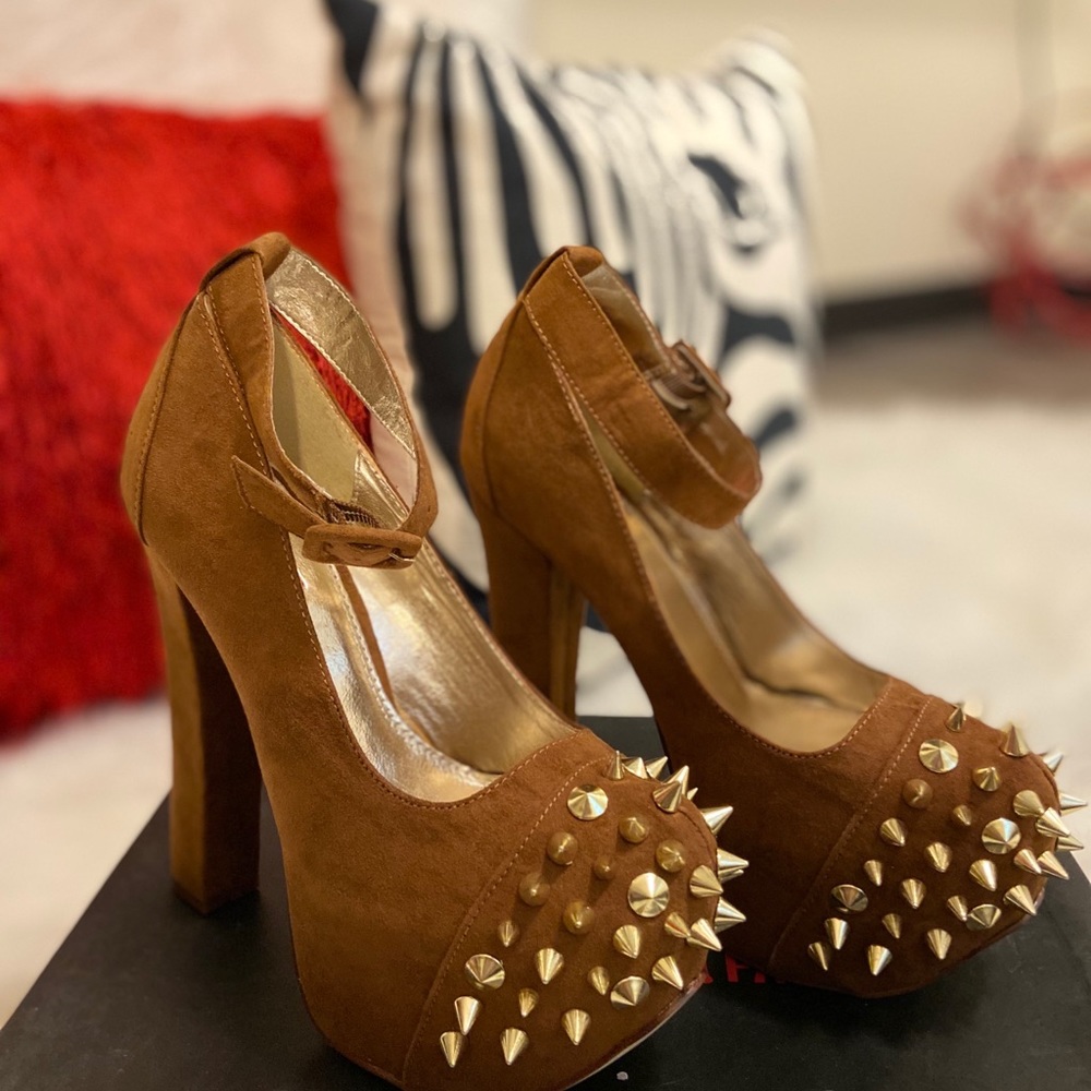 Shoes - Picture 2 of 4